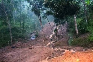 Penampakan longsor yang menutup akses jalan desa Padahurip-Salajambe.